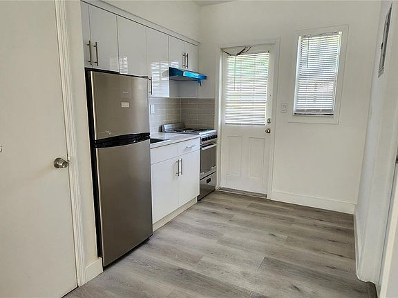 4th image of 930 SW 4th Ave APT 3