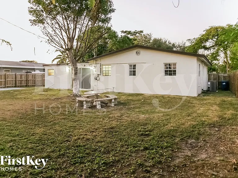 9880 Martinique Dr — Photo 15