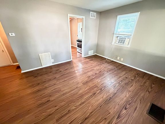 3rd image of 908 W Gregory Dr