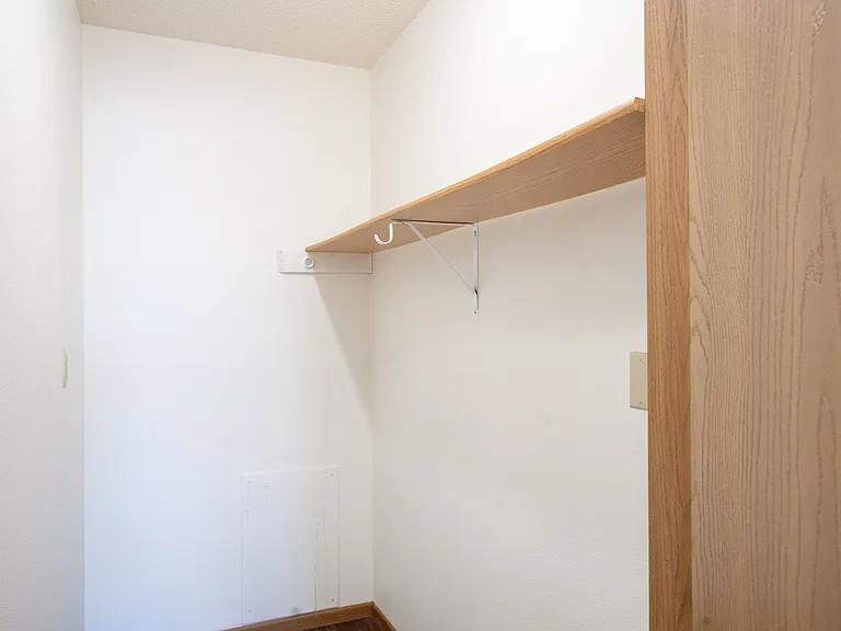 Fargo, ND Fieldstone Apartments | 21A | Closet