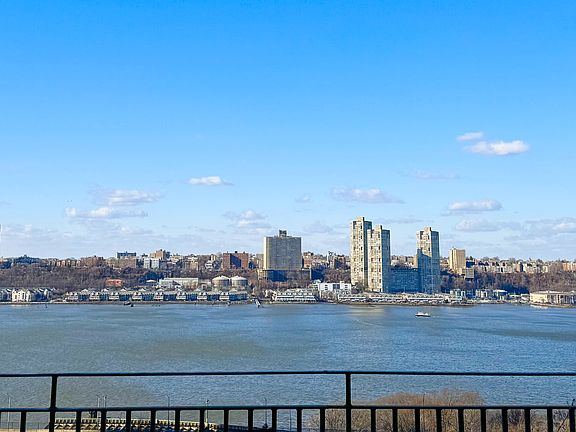 4th image of 305 W 72nd St #Penthouse