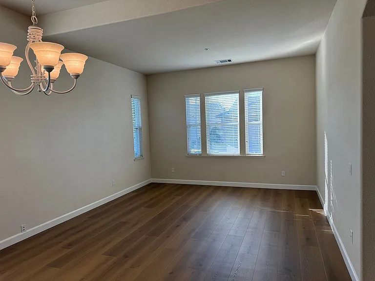 1587 Regent Dr — Photo 8