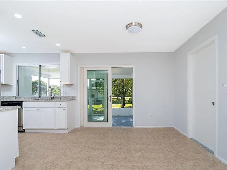 533 E Charlotte Ave — Photo 3