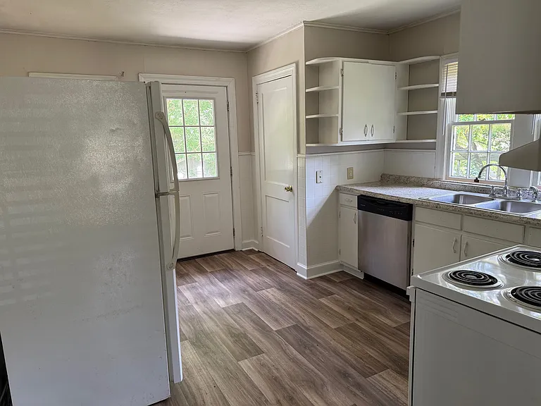 105 Kimball Ave — Photo 5
