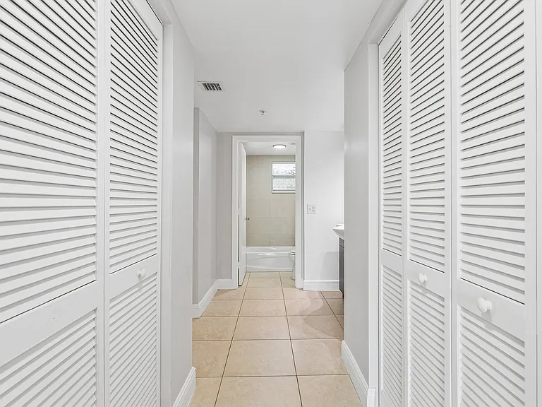 The Oaks Condominium — Photo 21