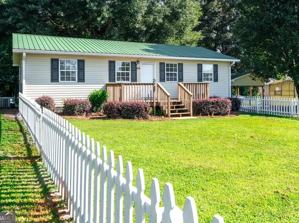 894 Lakeview Dr, Nicholson, GA 30565