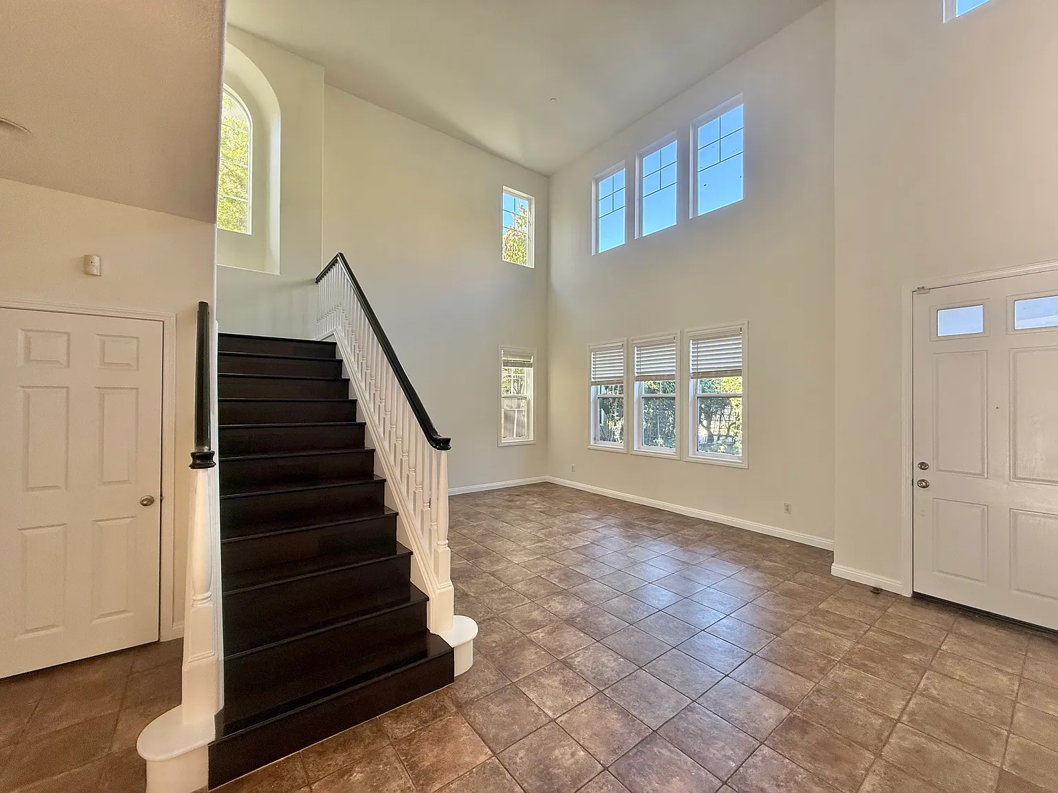 4 bed, 3233 sqft, $5,500 — Photo 4