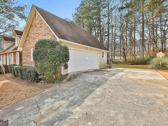 3rd image of 8039 Woods Ln
