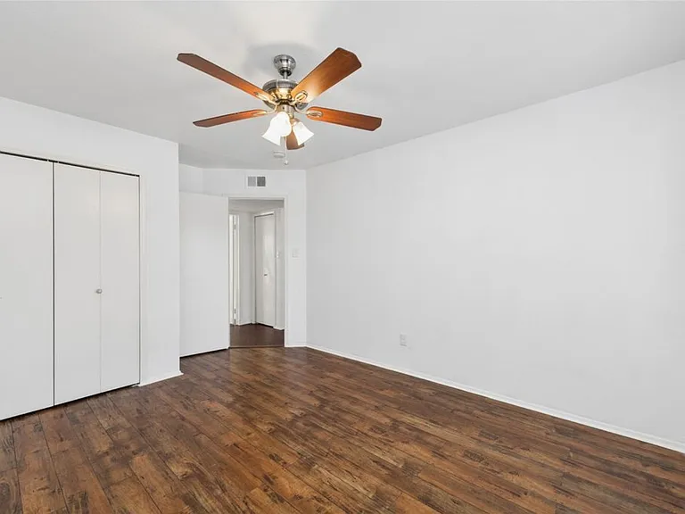 Bedroom #4 (Entrance in the hallway)