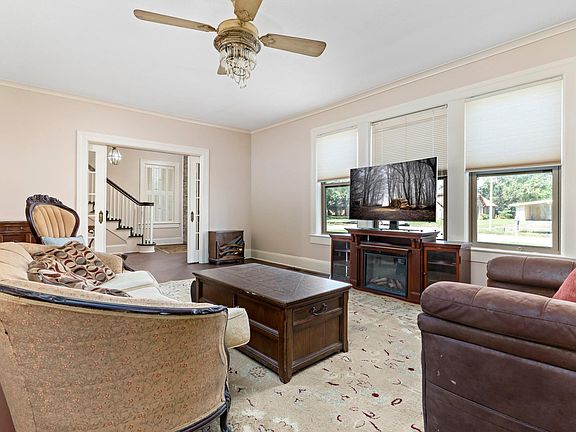 4th image of 121 Dryden Pl