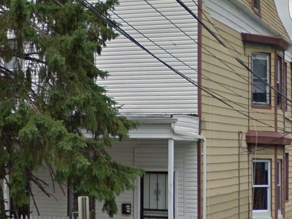 2nd image of 17 Linden St APT 3