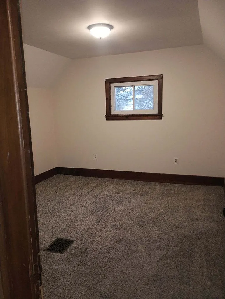 2 bed, 1.0 bath, 1909 sqft, $975 — Photo 4