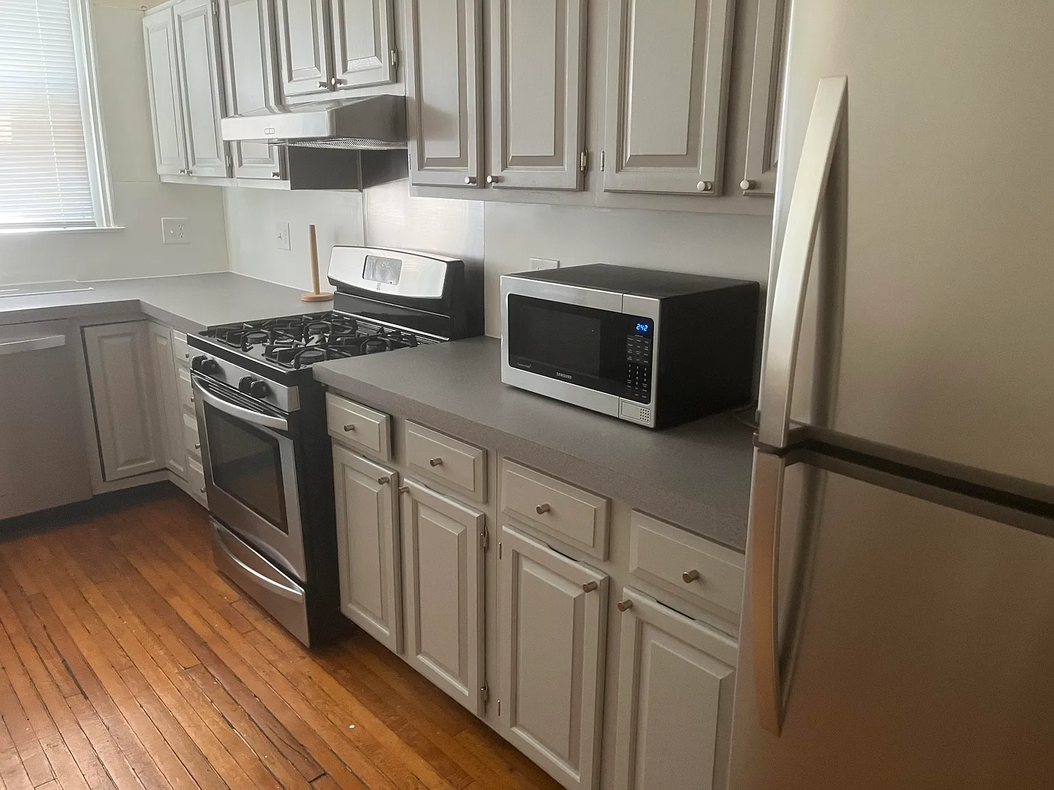 6 bed, 2.5 bath, 2450 sqft, $7,200 — Photo 3