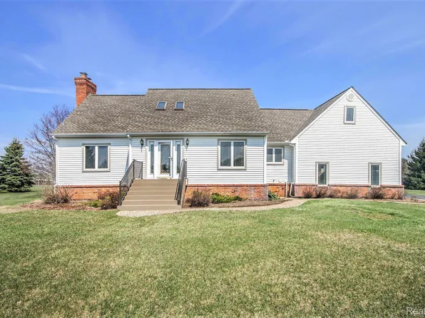 10161 Horseshoe Cir, Clarkston, MI 48348