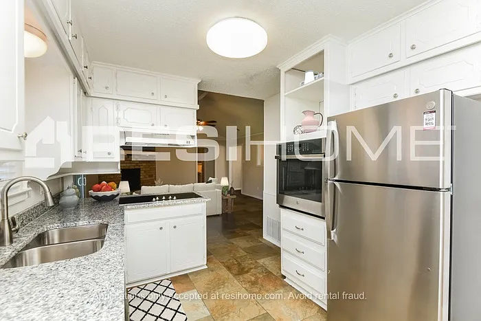1304 Lyric Dr — Photo 2