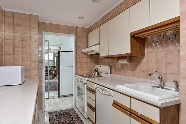 Sold by Houlihan Lawrence | media 10