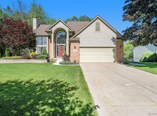 427 Pineland Trl, Waterford, MI 48327