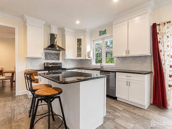 4th image of 2736 Park Ave