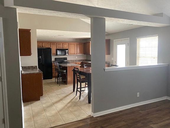 2nd image of 2814 Avenue Of The Park