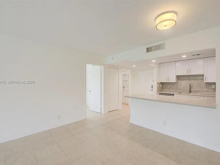 200 Lakeview Dr #211 — Photo 8