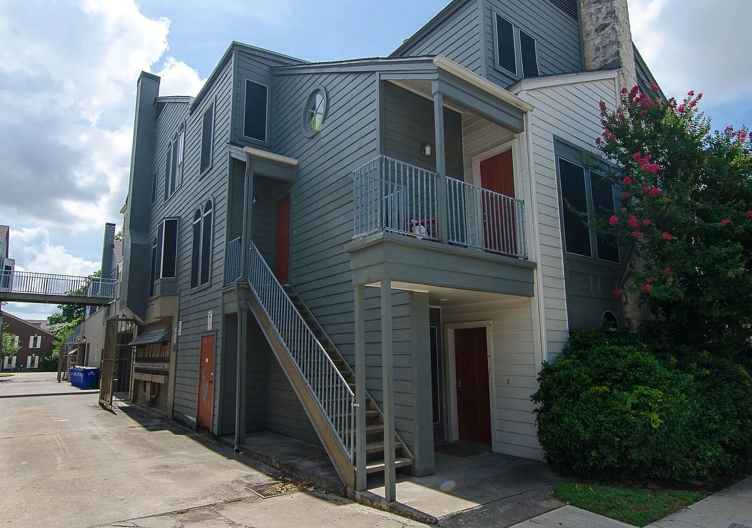 3 bed, 2.0 bath, 1064 sqft, $2,400 — Photo 2