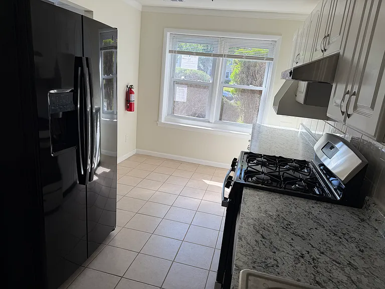 614 W 8th St #2 — Photo 8