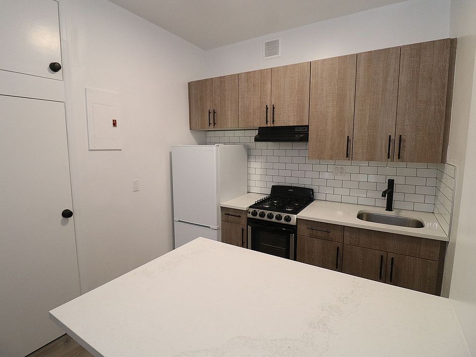 1st image of 122 Bedford Ave APT 3LR