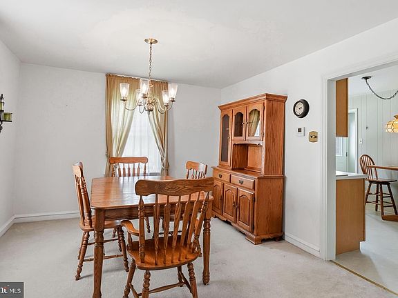 4th image of 424 Stratford Ave