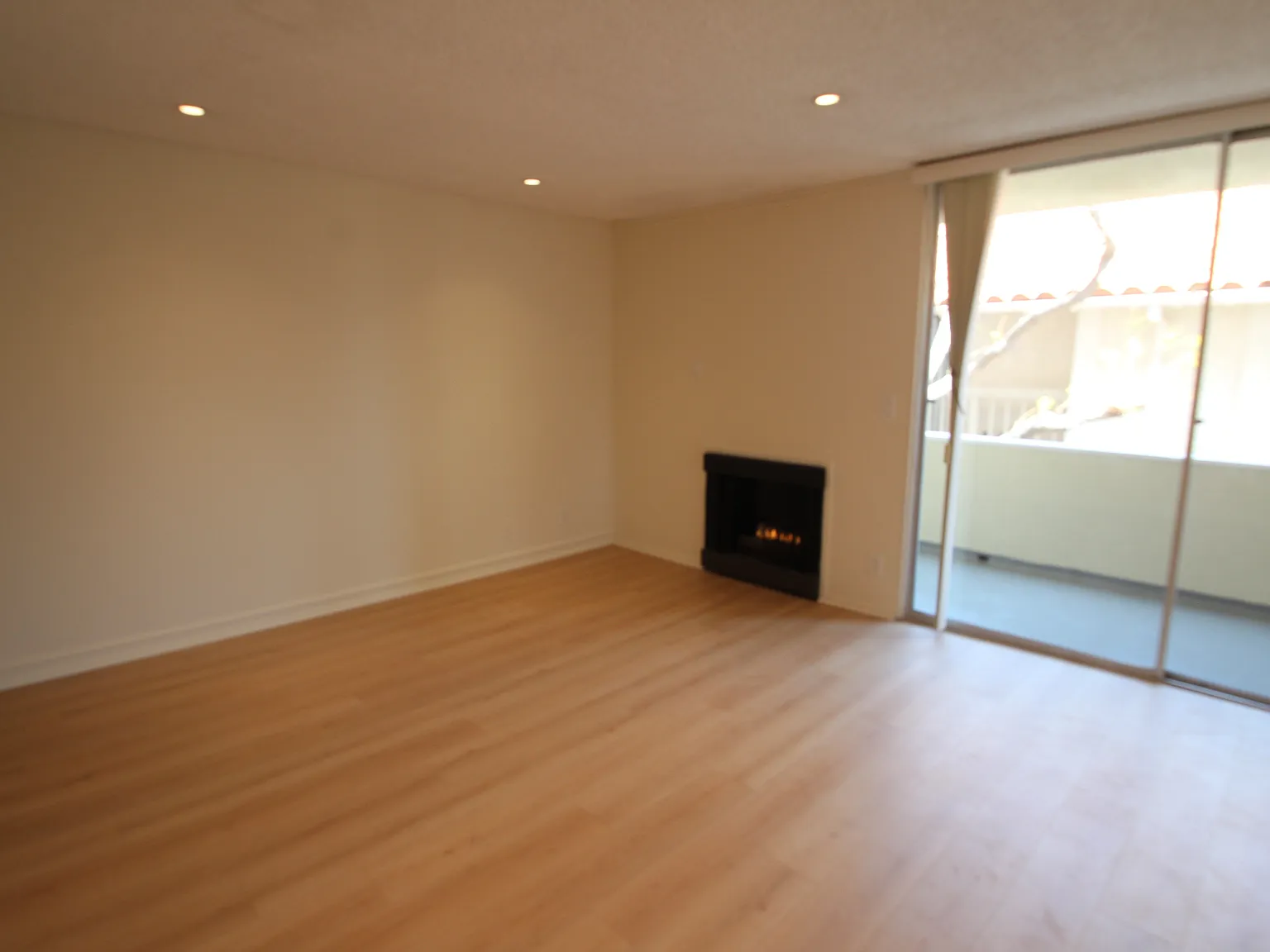 3 bed, 1400 sqft, $5,300 — Photo 3
