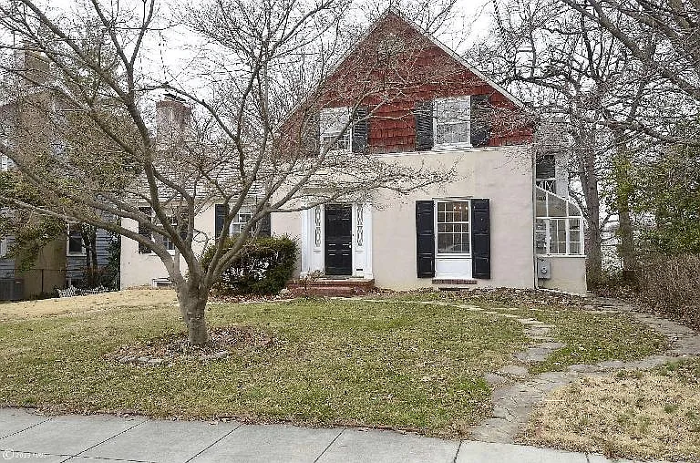105 Whittier St NW photo 1