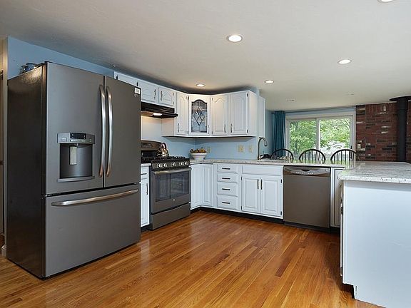 4th image of 74 Clarendon St