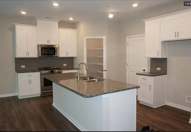 1366 Endicott Ct — Photo 9