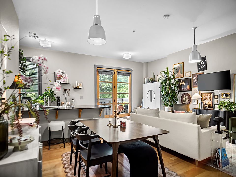 Entry to Dining Area