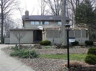 1540 Melrose Cir, Westlake, OH