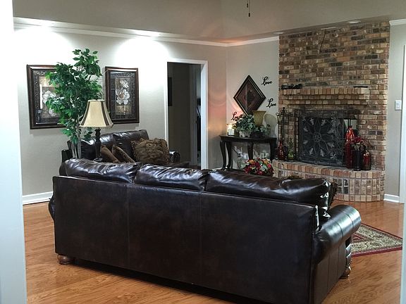 4th image of 2702 Woodlake Dr