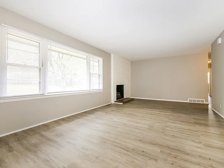1392221_019_living_room_13300325.jpg