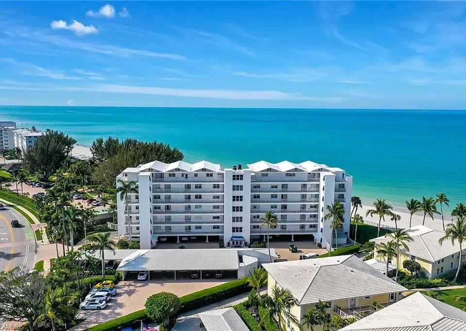 2121 Gulf Shore Blvd N #402