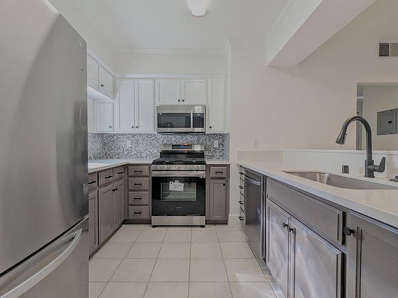 4th image of 530 El Camino Real APT 203
