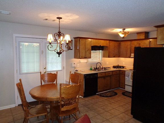 5th image of 221 Knotty Pine Dr