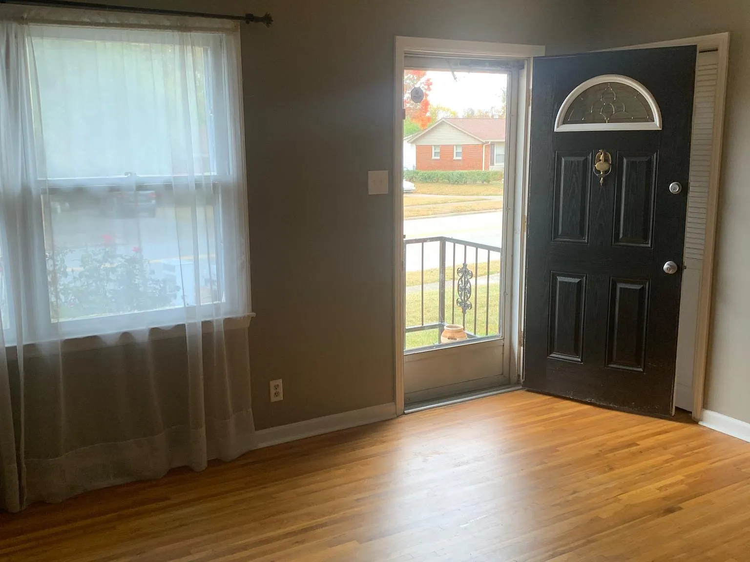 1094 Briarwood Dr — Photo 3