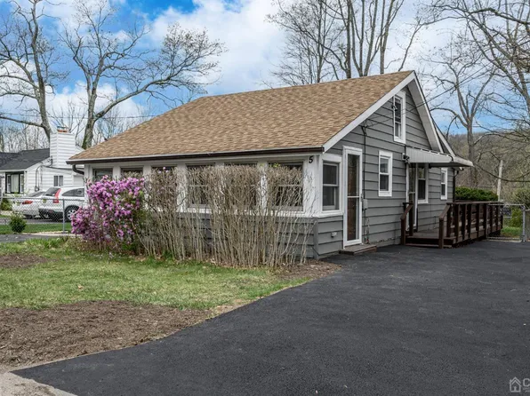 5 Lawrie Ave, Hopatcong, NJ 07843