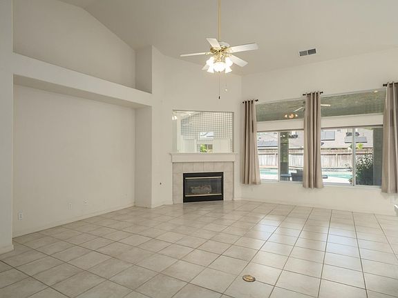4th image of 6457 N Selland Ave