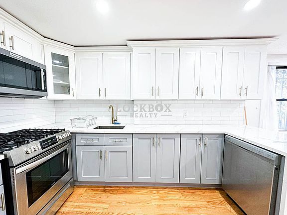 5th image of 789 Willoughby Ave APT 1