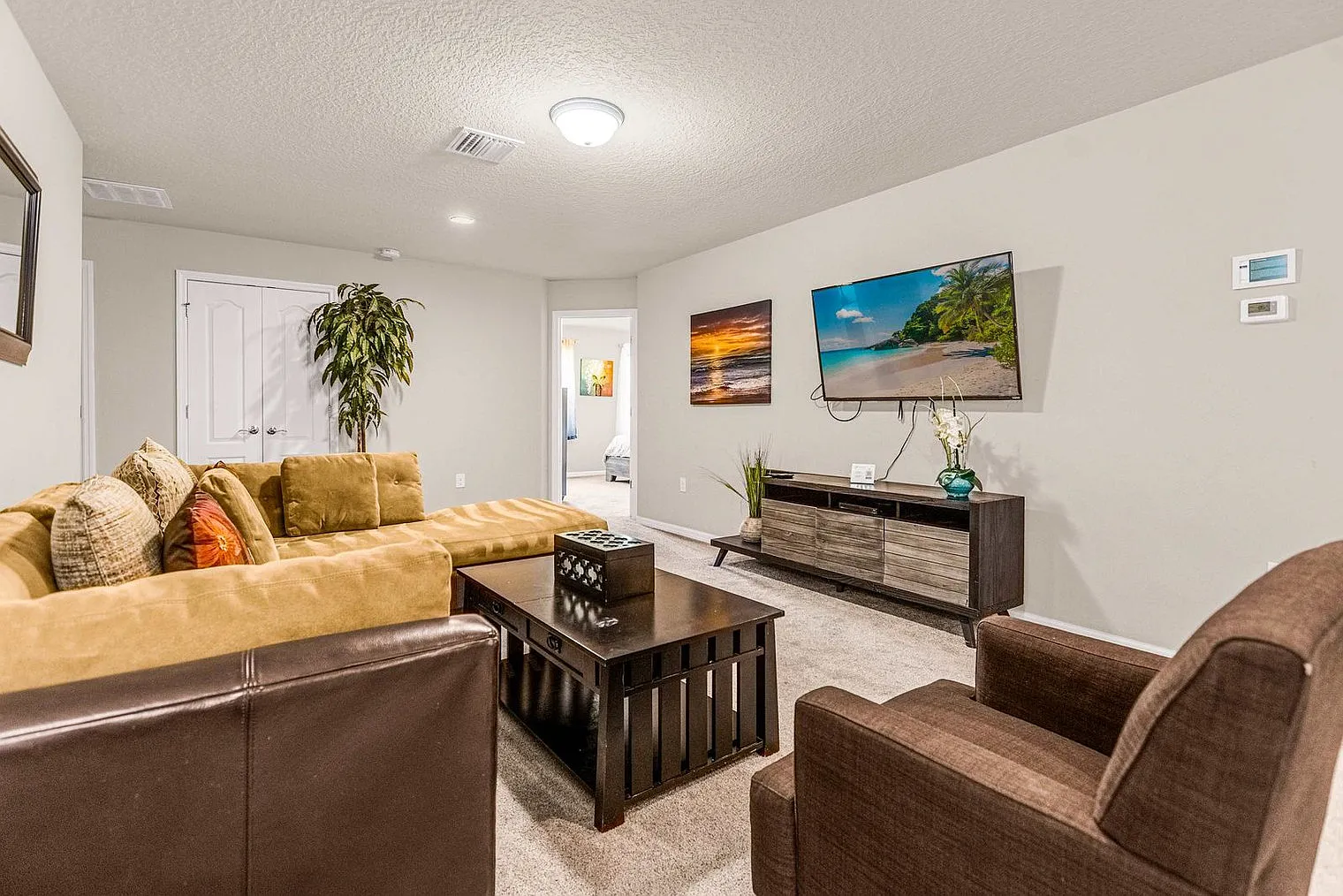 9 bed, 6.0 bath, 4380 sqft, $6,458 — Photo 4