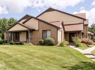 401 Meadow Bridge Dr, Rochester, MI 48307