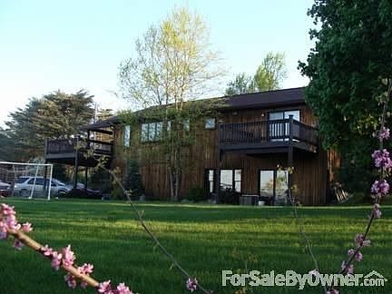 Front of house : Awesome southern exposure with views of the surrounding valley and mountains.