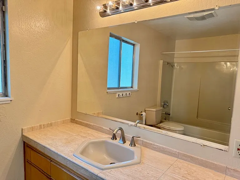 1608 Poplar Dr — Photo 18
