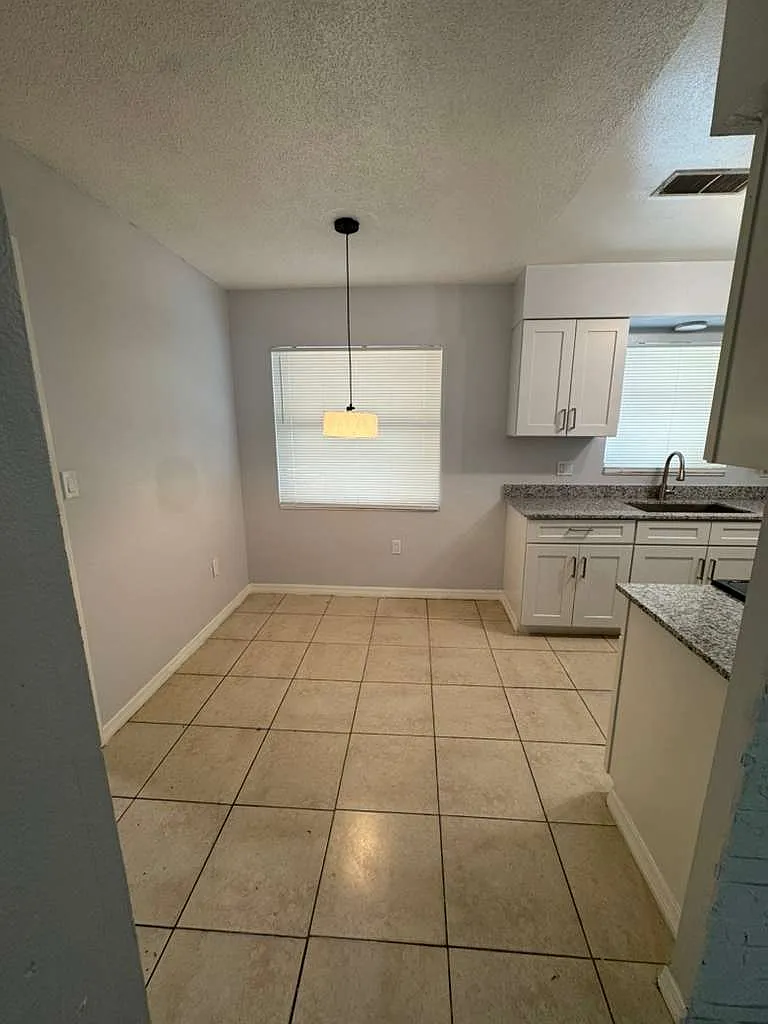 3 bed, 946 sqft, $2,100 — Photo 2