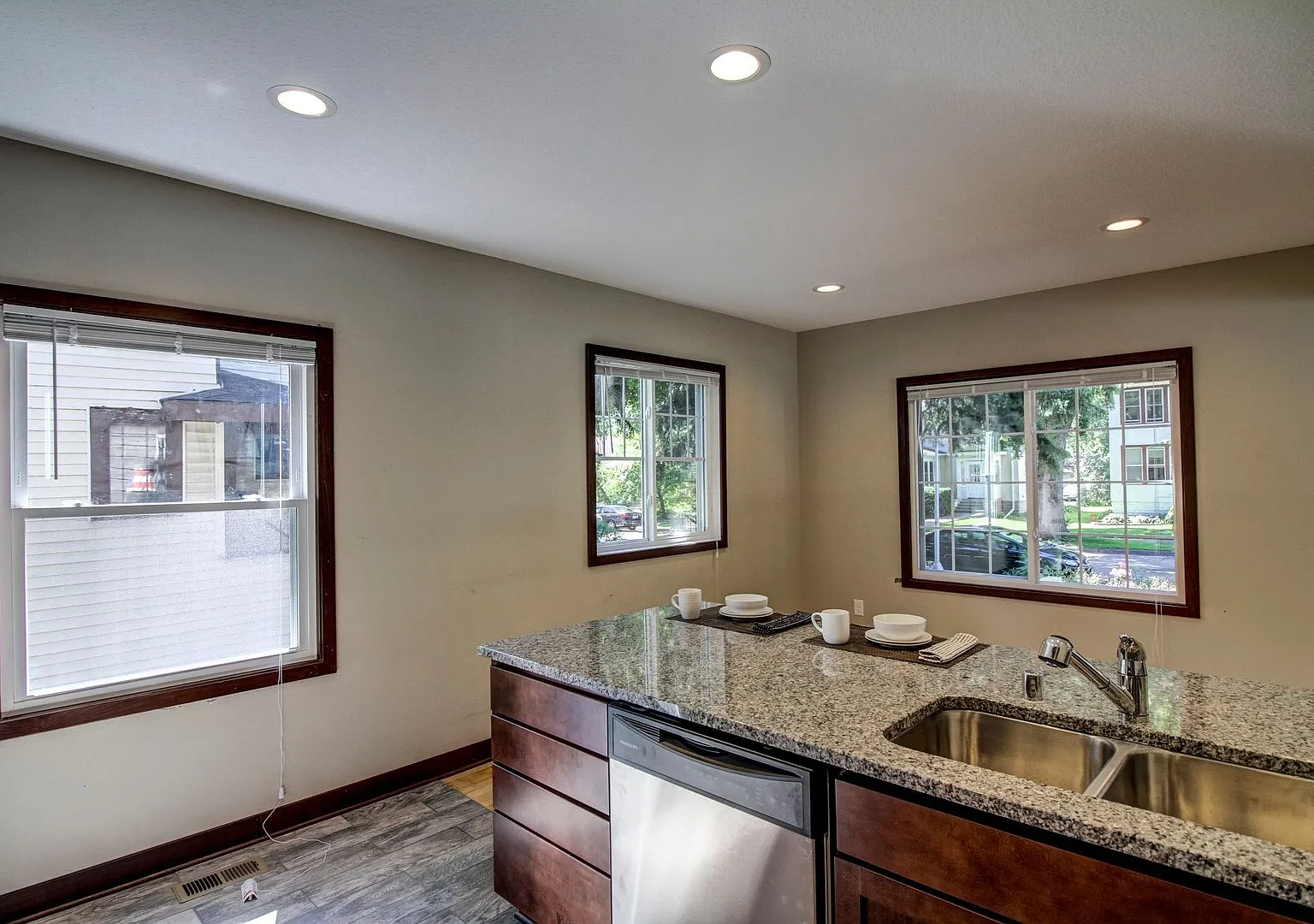 Fully Renovated 5-Bedroom House Close to U of M Campus — Photo 4