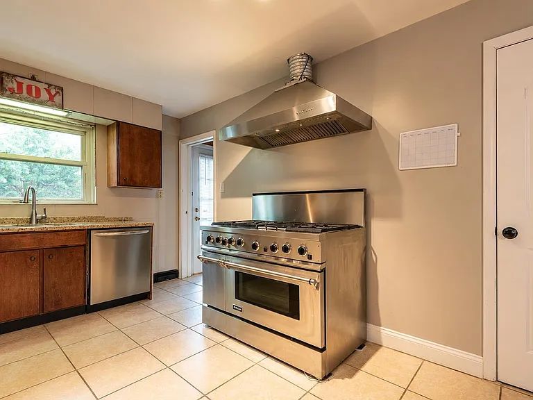 120 E Dixie St — Photo 4